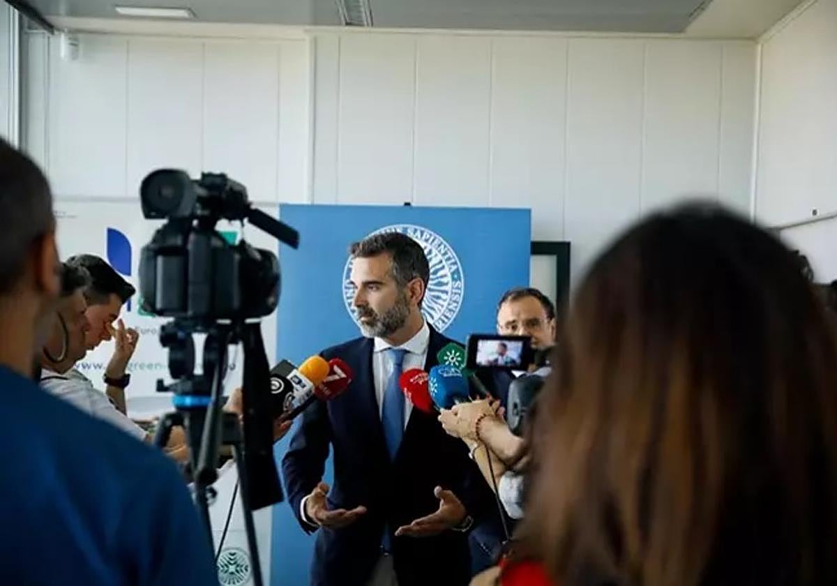 El consejero de Agricultura, Pesca, Agua y Desarrollo Rural de la Junta de Andalucía, Ramón Fernández-Pacheco, atiende a los medios en la Universidad de Almería.