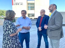 El candidato al Parlamento Europeo Paco Luis Benítez, junto al secretario general del PSOE de Granada, Pepe Entrena, y otros representantes socialistas ante el centro AI Lab de la UGR.