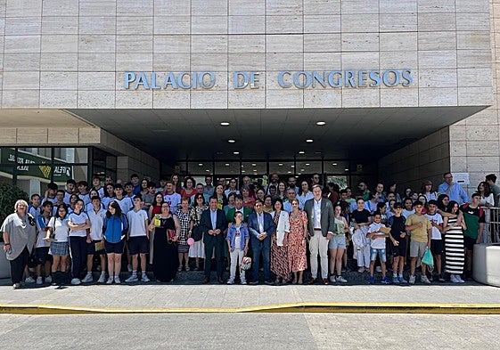 Foto de familia de los alumnos premiados junto a representantes de la Diputación.