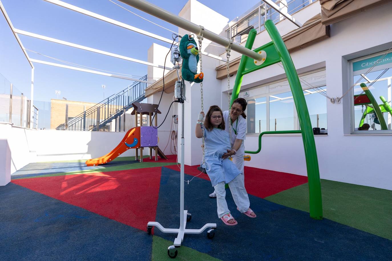 Martina estrenando los nuevos columpios del hospital Materno Infantil.