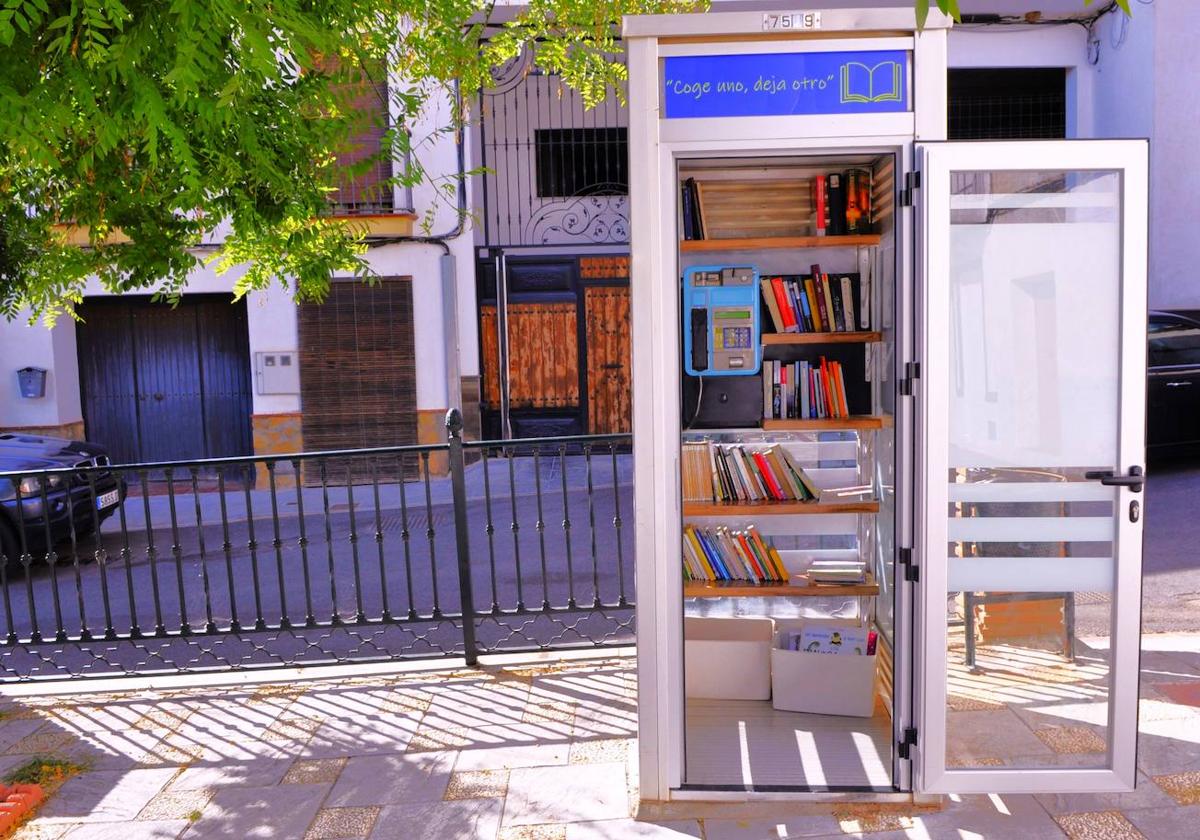 Cabina telefónica convertida en una biblioteca en Cozvíjar.