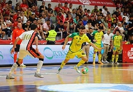 César controla el esférico ante la atenta mirada de Bruno Taffy.