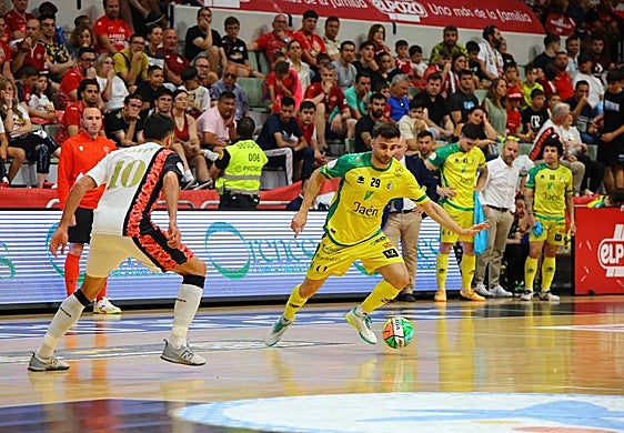 César controla el esférico ante la atenta mirada de Bruno Taffy.