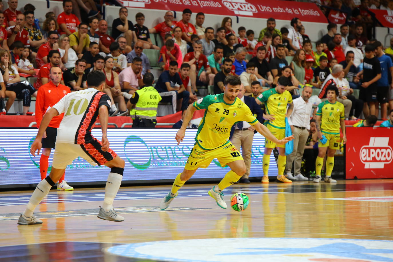 César controla el esférico ante la atenta mirada de Bruno Taffy.