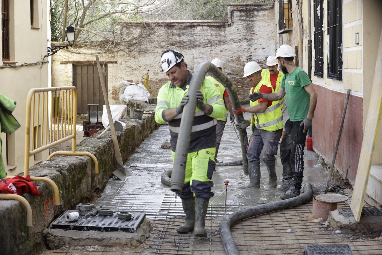 Profesionales del sector de la construcción en una obra en Granada.