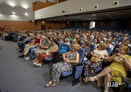 Asistentes al acto oficial de clausura del curso en el Aula Magna del Campus de las Lagunillas.