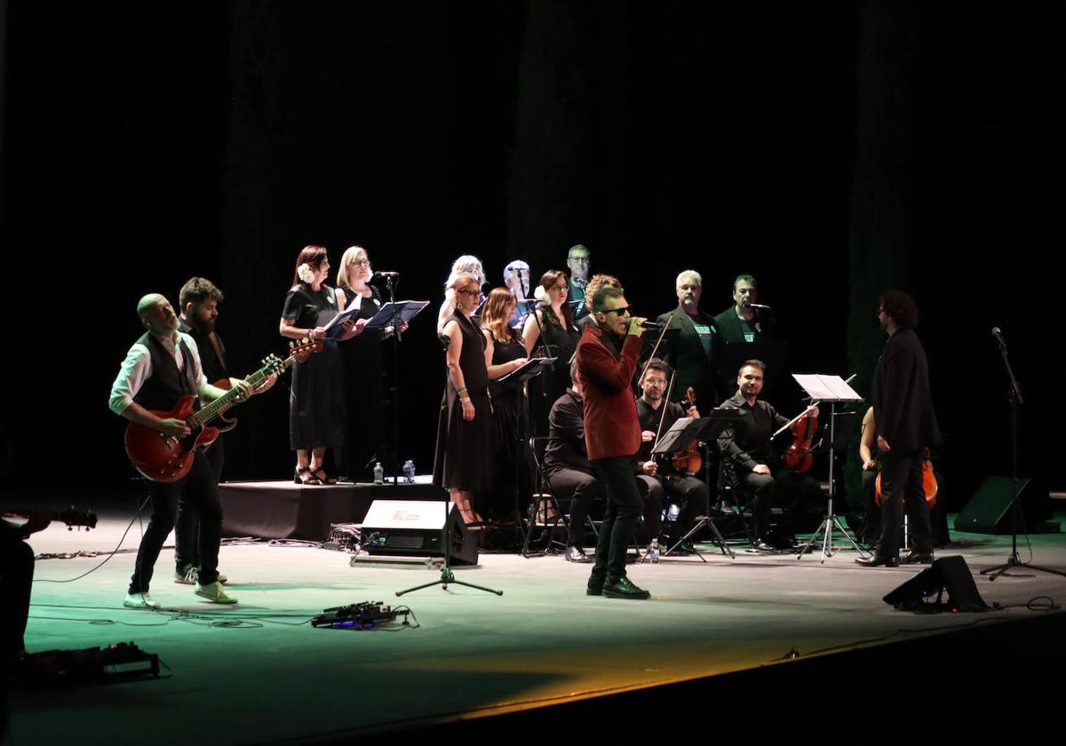 José Antonio García canta 'Reyerta' rodeado de parte de la banda, en el Generalife.