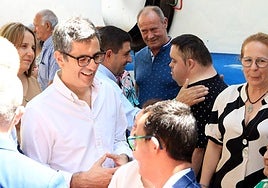 Félix Bolaños saluda a quienes acudieron al acto electoral en Mengíbar.