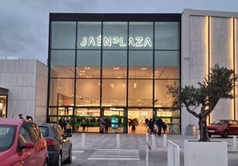 Acceso principal a la galería comercial del Jaén Plaza.