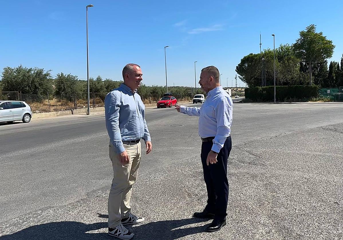 Los concejales socialistas Javier Padorno y Carlos Alberca, en el polígono de Los Olivares.