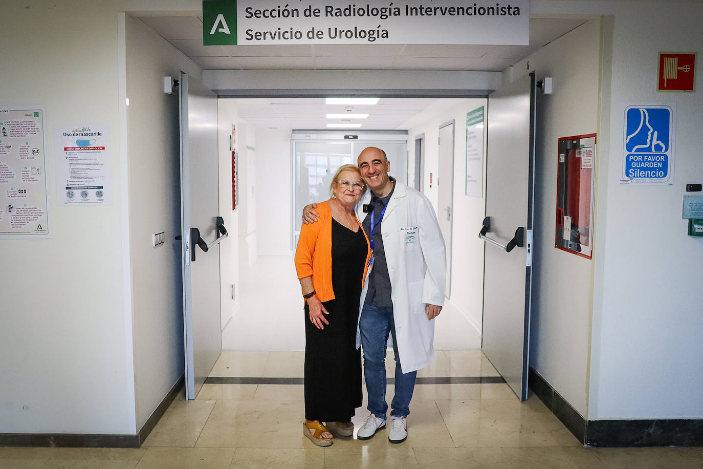Leonor García en el reencuentro con el urólogo que le trasplantó su tercer riñón, el doctor Francisco Rodríguez Herrera.