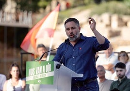 Santiago Abascal ofrece un mitin en la calle Alcazabilla, en el marco de las elecciones europeas.