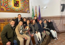 El autor del artículo con sus sobrinos y la madre y padre de todos ellos, en el Salon Mudéjar