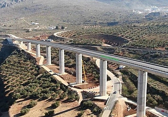 El viaducto de Ríofrio que da entrada a la variante de Loja.