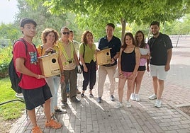 El alumnado del Centro de Educación Especial, junto a Manuel Vallejo, colocan las cajas.