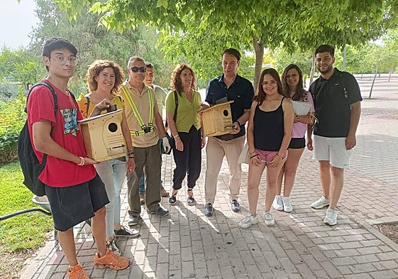 El alumnado del Centro de Educación Especial, junto a Manuel Vallejo, colocan las cajas.