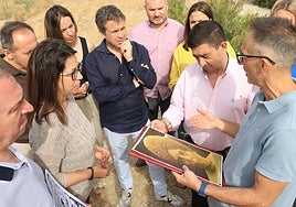 Dirigentes socialistas, con una foto de 'La Dama de los Robles'.