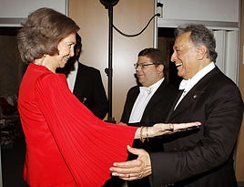 La reina Sofia saluda al director de orquesta indio Zubin Mehta tras el concierto inaugural del 60 Festival Internacional de Música y Danza.