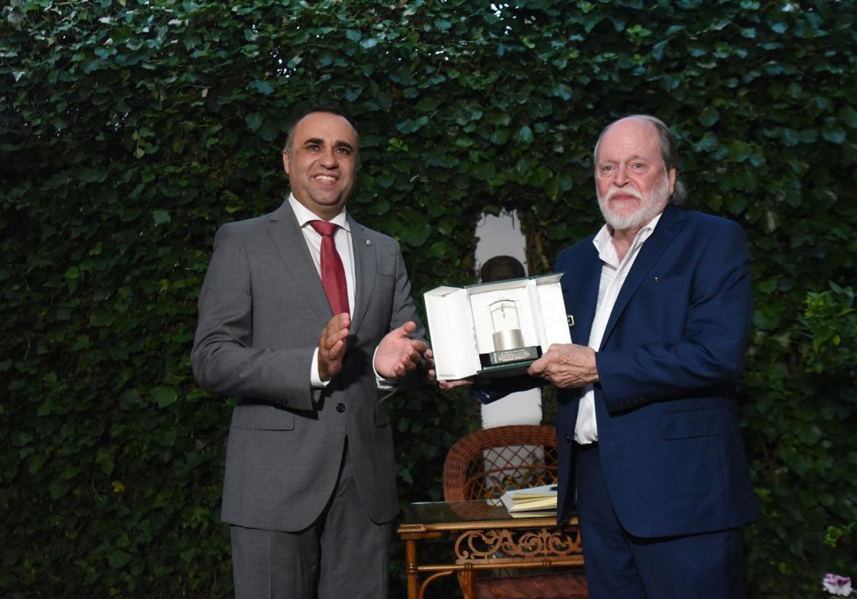 El presidente de la Diputación, Francis Rodríguez, hace entrega del Pozo de Plata a Allen Josephs.