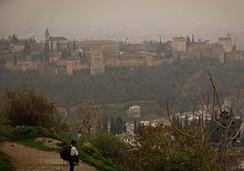 Una DANA trae un cambio de tiempo a Andalucía con tormentas y lluvias de barro.