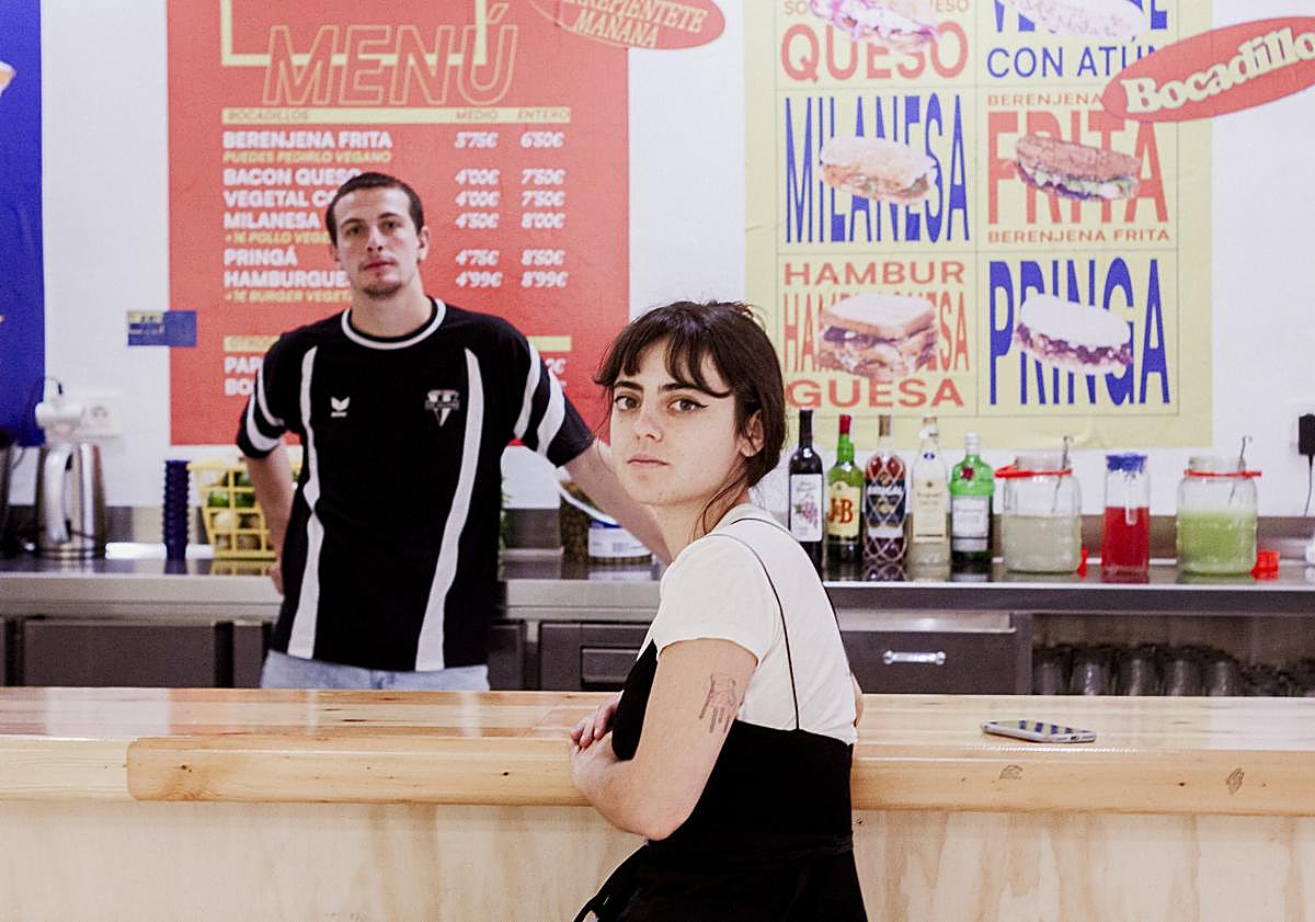 Imagen principal - La original bocadillería de Granada que arrasa con cinco estrellas en Google