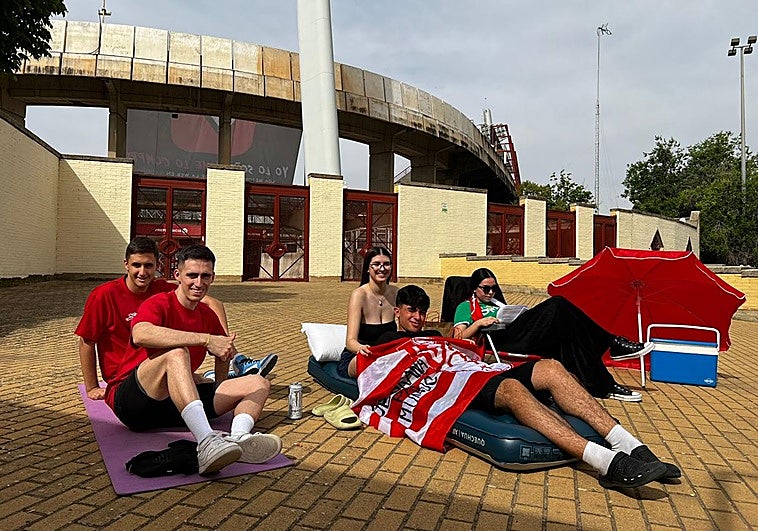 Raúl, Adrián, Fátima, Julio y Noelia, fans de Saiko, haciendo cola en Los Cármenes.