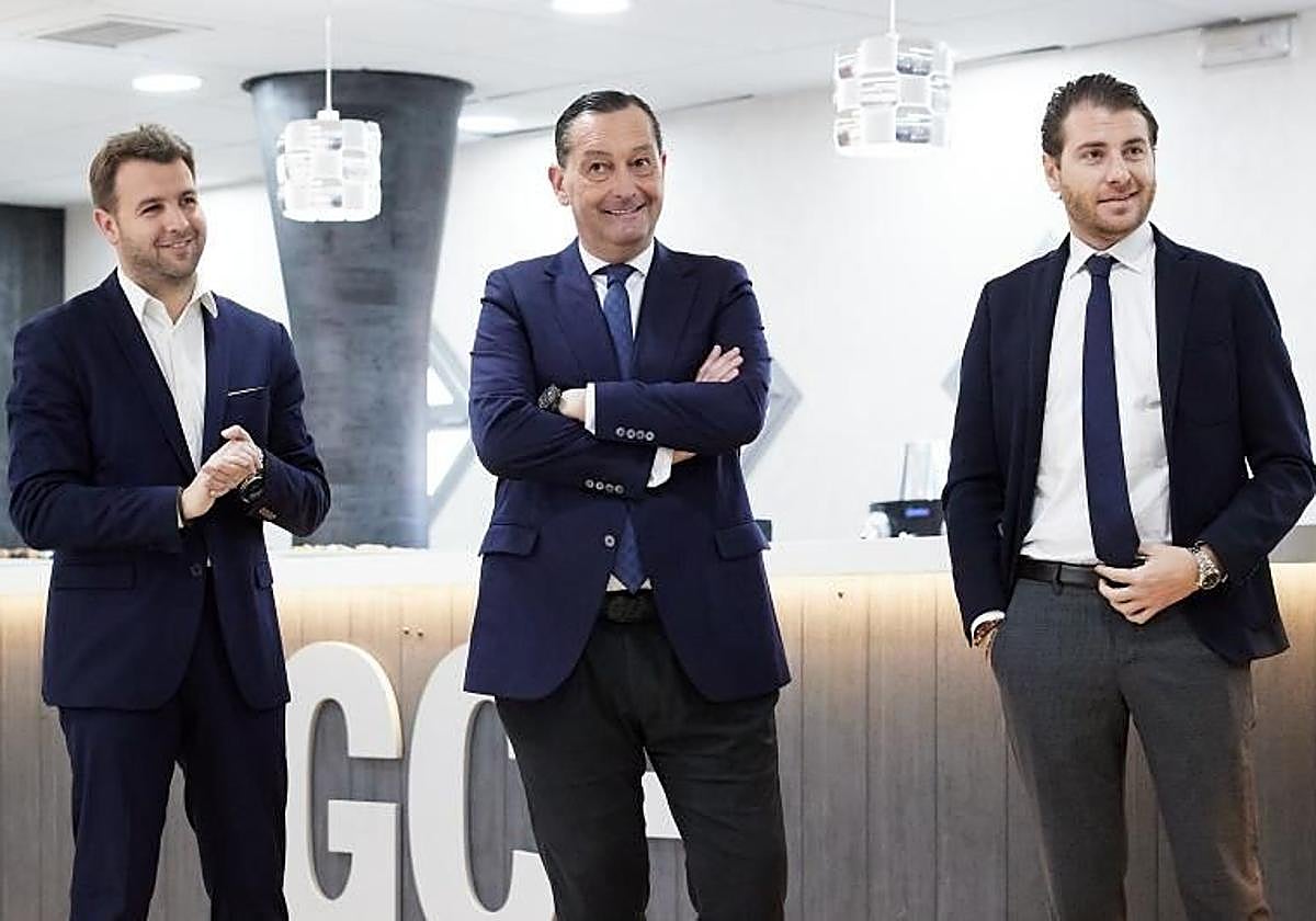 El secretario técnico Javi Alonso, el director general Alfredo García Amado y el director deportivo Matteo Tognozzi, hace unos meses.