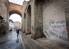 Pintas en el Arco de Elvira en una imagen reciente.