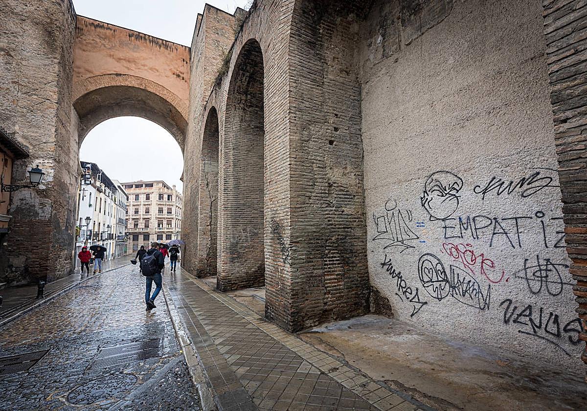 Pintas en el Arco de Elvira en una imagen reciente.