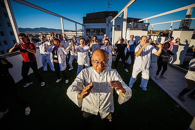 El maestro Chen guía a profesionales del Vigen de las Nieves durante una clase de taichí.