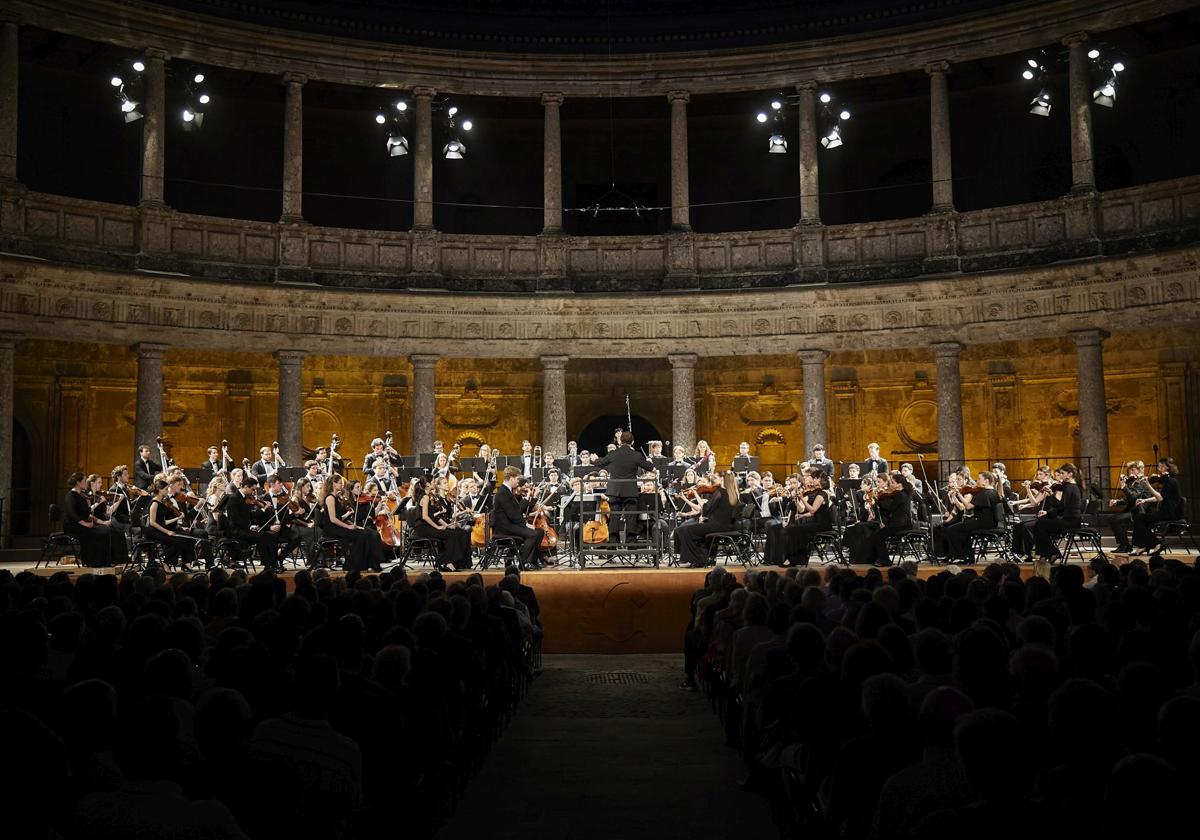 Kirill Petrenko, al frente de la Gustav Mahler Jugendorchester, en el concierto inaugural de anoche.