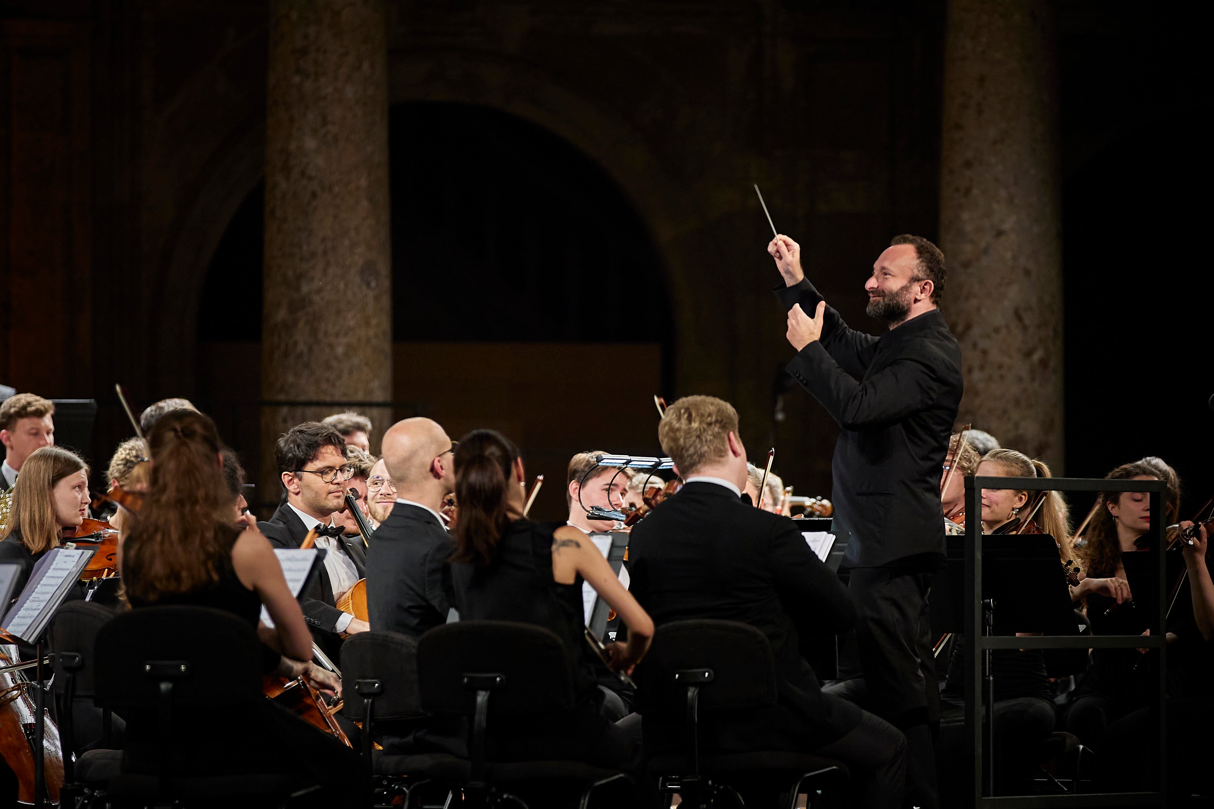 Kirill Petrenko dirige a la orquesta en el estreno del Festival.