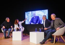 Miguel Ríos, Ana Belén, Víctor Manuel –en la pantalla–, Gabilondo y Serrat, durante la charla.