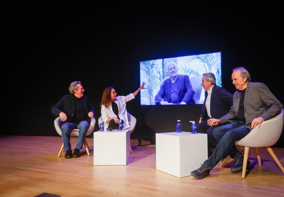 Miguel Ríos, Ana Belén, Víctor Manuel –en la pantalla–, Gabilondo y Serrat, durante la charla.