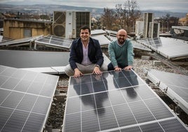 Ignacio Salcedo, a la izquierda, junto a unas placas solares.