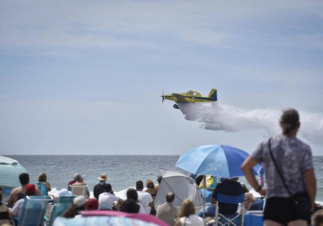 Las aeronaves hicieron las delicias de la multitud que se congregó en las playas motrileñas.