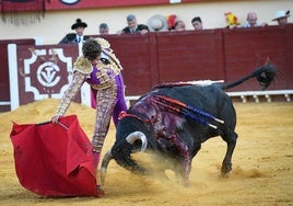 Buen derechazo de Jorge Martínez al sexto de la tarde con el que falló a espadas.