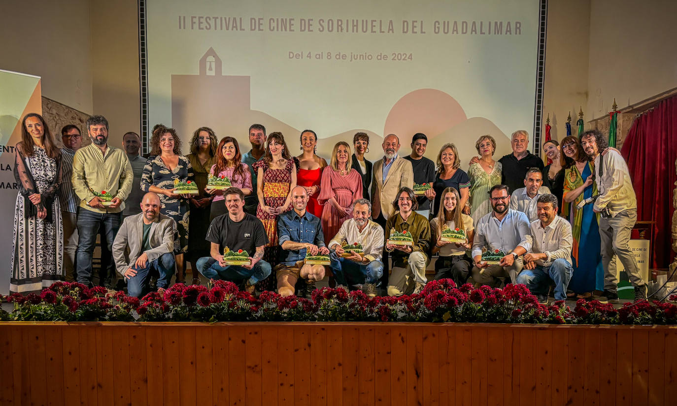 Foto de familia con los premiados.