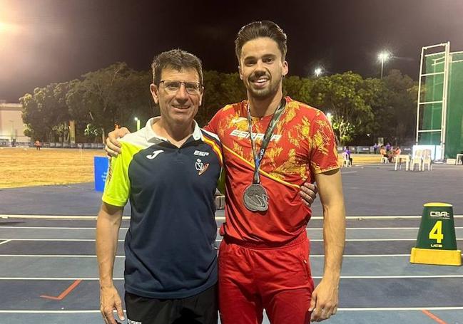 Leyva con su entrenador, Antonio Orta.