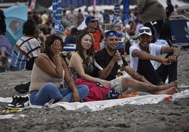 El fuerte viento hizo que la gente tuviera que estar en la playa vestida.