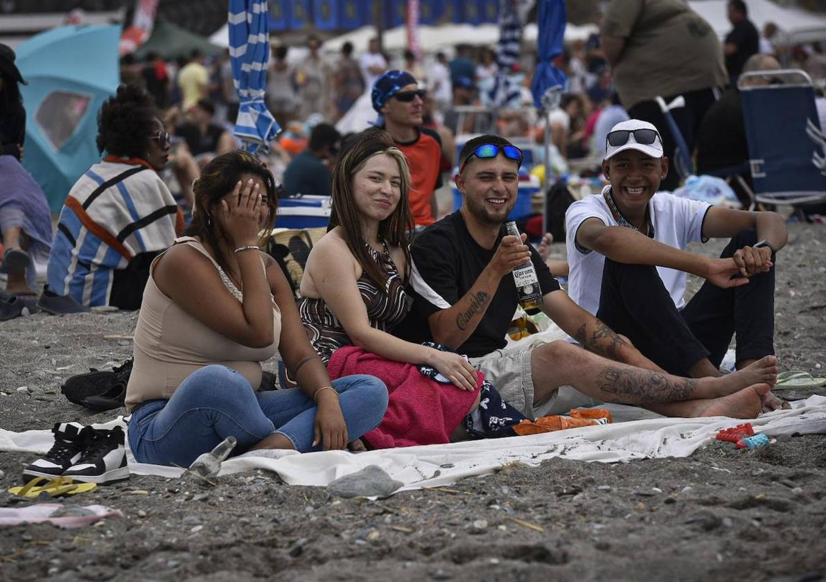 El fuerte viento hizo que la gente tuviera que estar en la playa vestida.