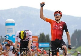 Carlos Rodríguez celebra la victoria en la cima de Plateau des Glières.