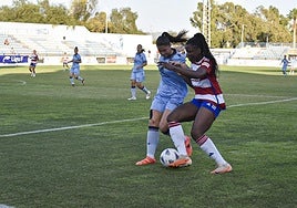 Edna trata de superar a Méndez cerca del área rival.