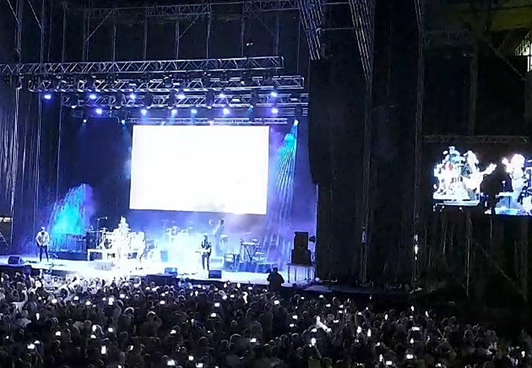 La emotiva versión de Errante con Niños Mutantes en el concierto de Miguel Ríos