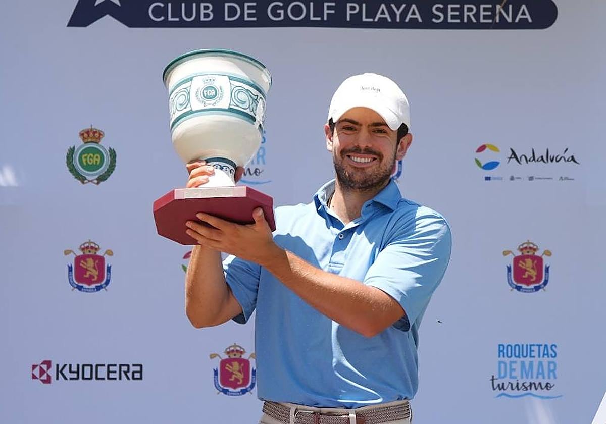 Kewalramani alza el trofeo como campeón en Playa Serena.
