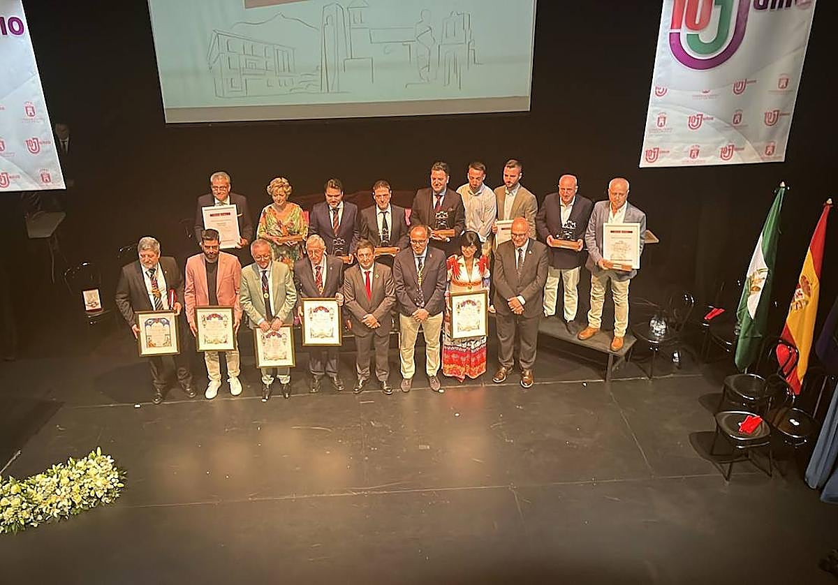 Foto de familia de las personas reconocidas en los Premios Anuales de la Villa de la edición de 2024.