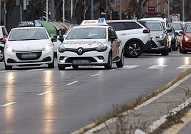 Dos vehículos de prácticas de conductores de autoescuela en Granada