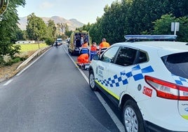 Los sanitarios atienden al ciclista herido en Santa Fe.