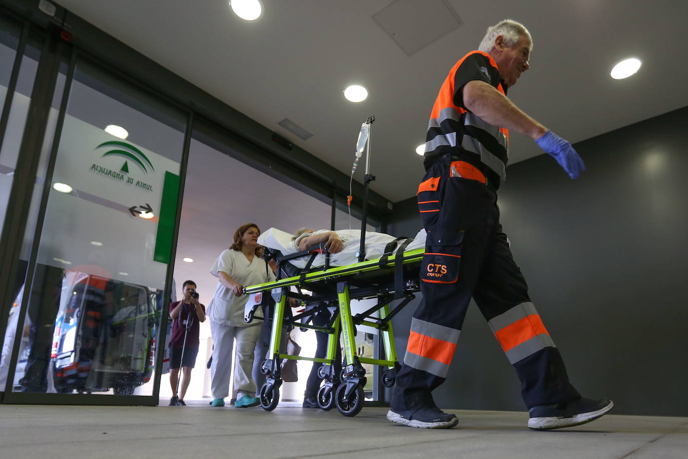 Un paciente del Clínico San Cecilio trasladado en camilla.