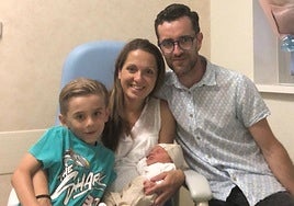 Álex, Pepi, su hijo Sergio y la pequeña Sara, ya en casa.